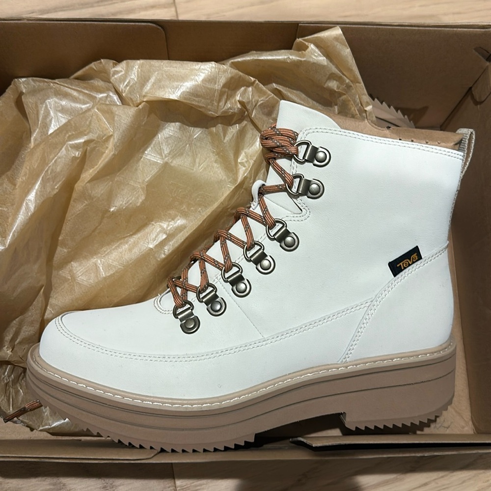 Teva midform boot size 9 white swan